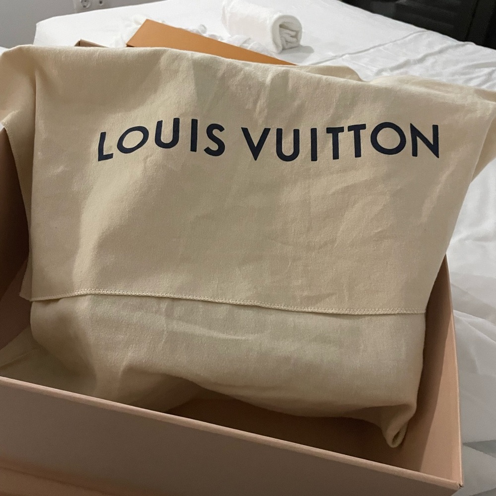 Louis Vuitton Orange Box With Blue Ribbon View 2